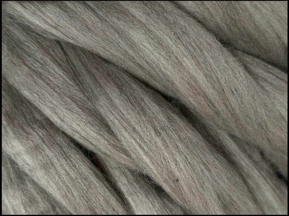 PUNTA ARENAS NATURAL GREY combed top wool -  by the ounce in stock - m